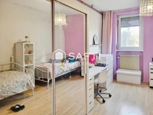 Dans le quartier Saint-Fridolin de Mulhouse (68200), cet appartement-duplex de 4 pièces, 3 chambres de 108 m², traversant et lumineux, offre un cadre de vie paisible et agréable sans vis-à-vis, à proximité des commodités.