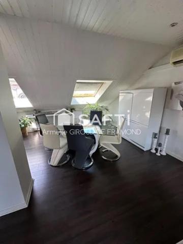 Dans le quartier Saint-Fridolin de Mulhouse (68200), cet appartement-duplex de 4 pièces, 3 chambres de 108 m², traversant et lumineux, offre un cadre de vie paisible et agréable sans vis-à-vis, à proximité des commodités.