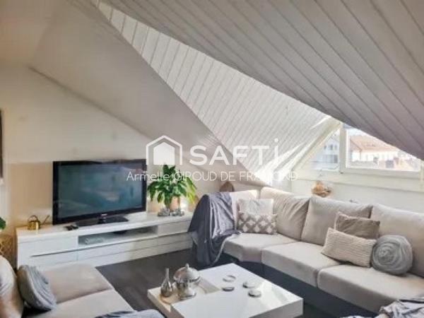Dans le quartier Saint-Fridolin de Mulhouse (68200), cet appartement-duplex de 4 pièces, 3 chambres de 108 m², traversant et lumineux, offre un cadre de vie paisible et agréable sans vis-à-vis, à proximité des commodités.