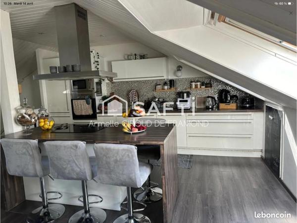 Dans le quartier Saint-Fridolin de Mulhouse (68200), cet appartement-duplex de 4 pièces, 3 chambres de 108 m², traversant et lumineux, offre un cadre de vie paisible et agréable sans vis-à-vis, à proximité des commodités.