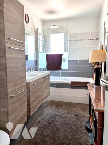 VILLA T5 AVEC  PISCINE CENTRE VILLE DE SAINT-MAXIMIN