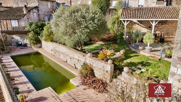 Authentique demeure médiévale avec piscine, jardin et parking privé. Penne-d'Agenais (47140)