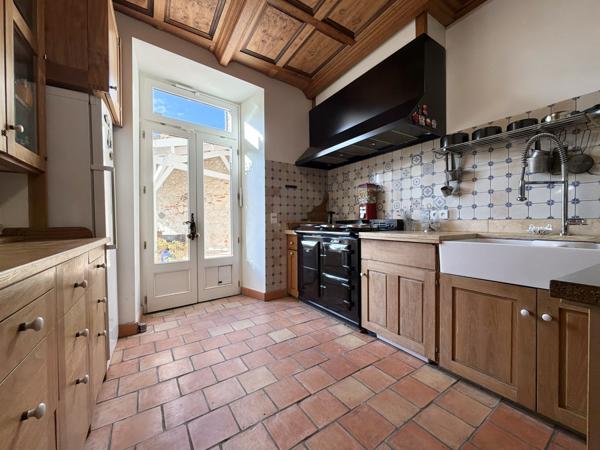 Authentique demeure médiévale avec piscine, jardin et parking privé. Penne-d'Agenais (47140)