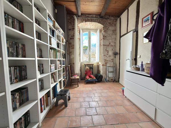 Authentique demeure médiévale avec piscine, jardin et parking privé. Penne-d'Agenais (47140)