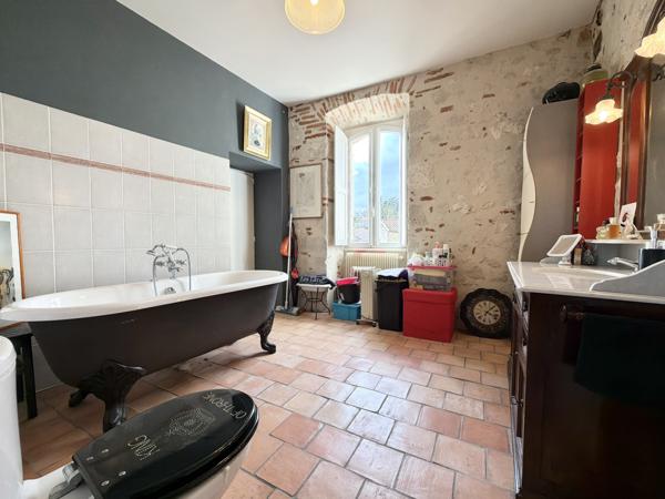Authentique demeure médiévale avec piscine, jardin et parking privé. Penne-d'Agenais (47140)