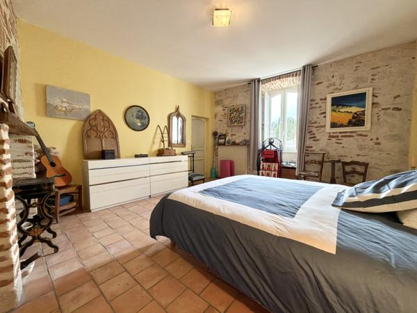 Authentique demeure médiévale avec piscine, jardin et parking privé. Penne-d'Agenais (47140)