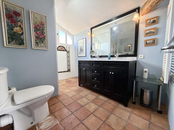 Authentique demeure médiévale avec piscine, jardin et parking privé. Penne-d'Agenais (47140)