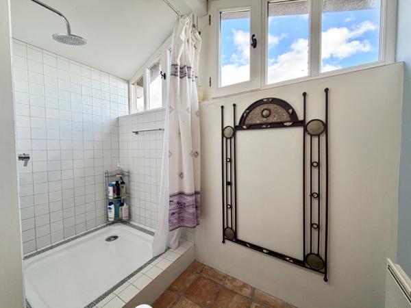 Authentique demeure médiévale avec piscine, jardin et parking privé. Penne-d'Agenais (47140)