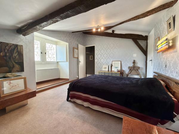 Authentique demeure médiévale avec piscine, jardin et parking privé. Penne-d'Agenais (47140)