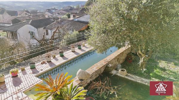 Authentique demeure médiévale avec piscine, jardin et parking privé. Penne-d'Agenais (47140)
