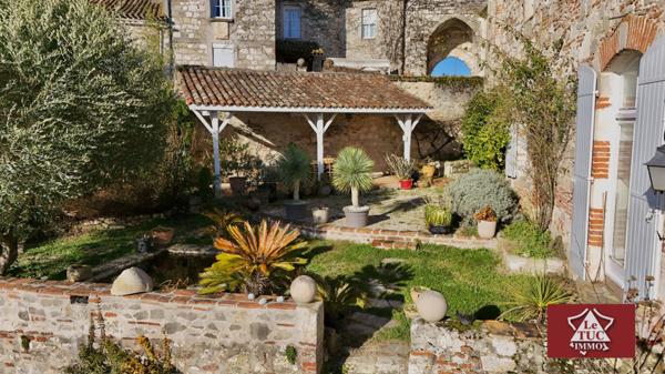 Authentique demeure médiévale avec piscine, jardin et parking privé. Penne-d'Agenais (47140)
