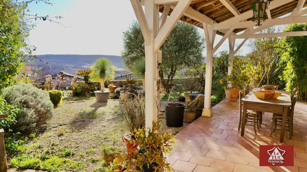 Authentique demeure médiévale avec piscine, jardin et parking privé. Penne-d'Agenais (47140)