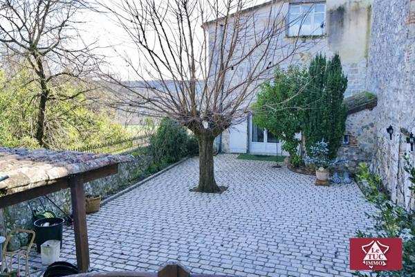 Authentique demeure médiévale avec piscine, jardin et parking privé. Penne-d'Agenais (47140)