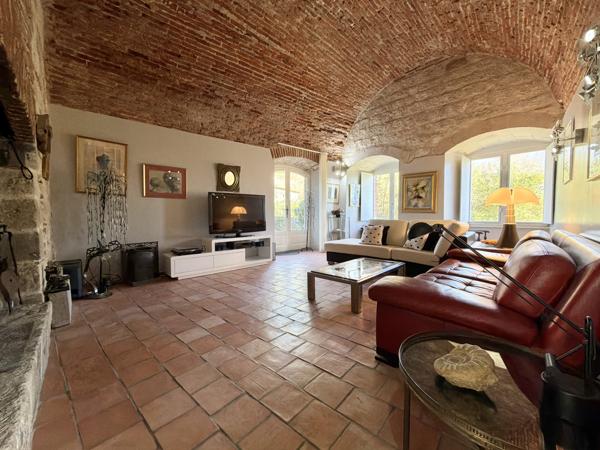 Authentique demeure médiévale avec piscine, jardin et parking privé. Penne-d'Agenais (47140)