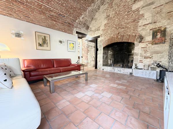 Authentique demeure médiévale avec piscine, jardin et parking privé. Penne-d'Agenais (47140)