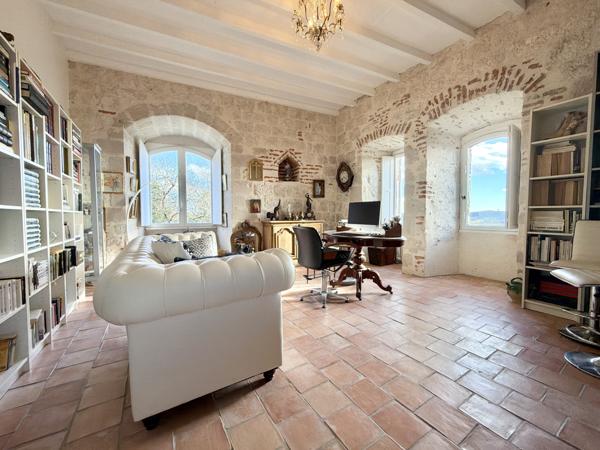 Authentique demeure médiévale avec piscine, jardin et parking privé. Penne-d'Agenais (47140)