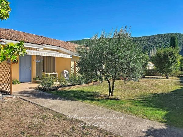 LES MÉES ? APPARTEMENT T3 DE PLAIN-PIED AVEC TERRASSE, PISCINE ET PARKING PRIVATIF