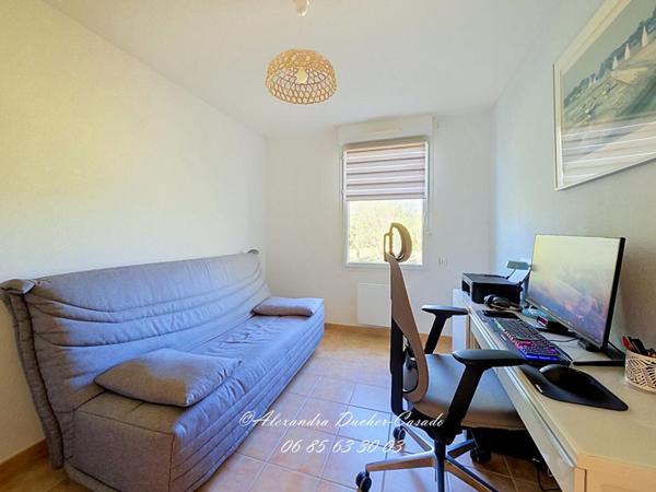 LES MÉES ? APPARTEMENT T3 DE PLAIN-PIED AVEC TERRASSE, PISCINE ET PARKING PRIVATIF