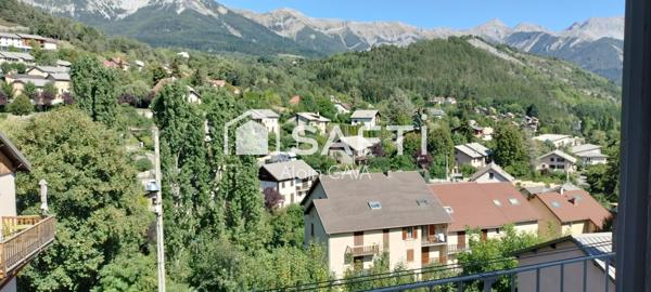 Appartement de 86m² tranversant avec terrasse, local commercial, grenier