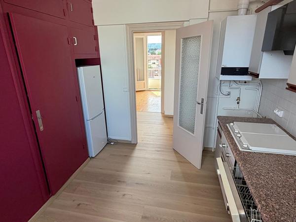 T2 bis cosy, entièrement rénové avec balcon et vue dégagée Salins / Poncillon , Clermont ferrand