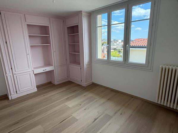 T2 bis cosy, entièrement rénové avec balcon et vue dégagée Salins / Poncillon , Clermont ferrand