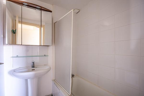 TRES BEL EMPLACEMENT - ENTRE PLAGE ET MARCHE