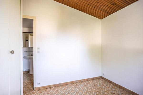 TRES BEL EMPLACEMENT - ENTRE PLAGE ET MARCHE