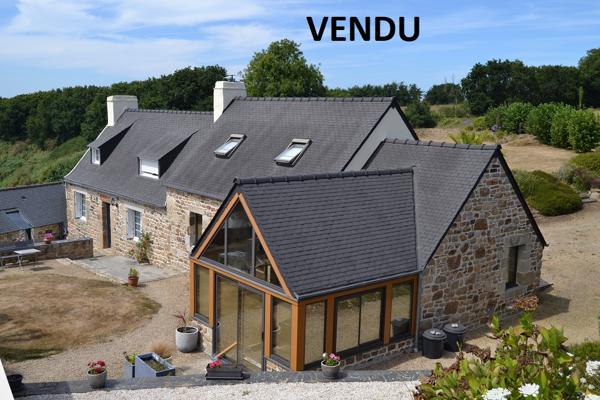 Plougasnou (29630) Plougasnou, proche Terenez, Longère rénovée avec 2 hectares de terrain.