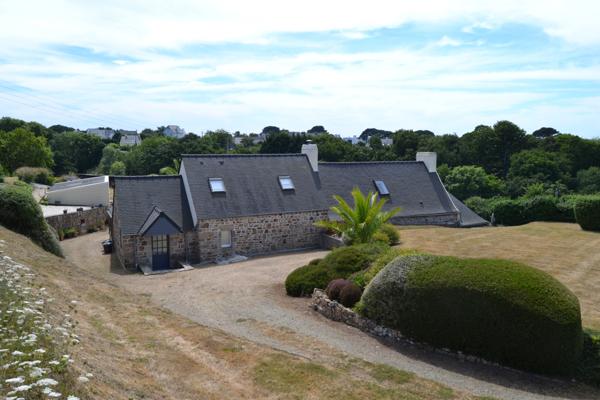 Plougasnou (29630) Plougasnou, proche Terenez, Longère rénovée avec 2 hectares de terrain.