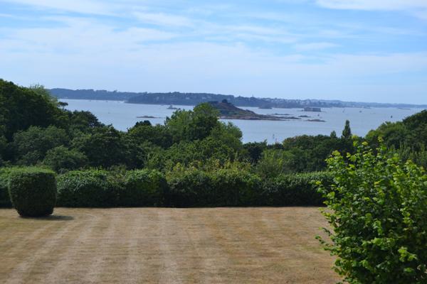 Plougasnou (29630) Plougasnou, proche Terenez, Longère rénovée avec 2 hectares de terrain.