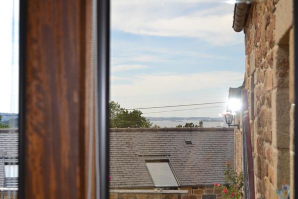 Plougasnou (29630) Plougasnou, proche Terenez, Longère rénovée avec 2 hectares de terrain.