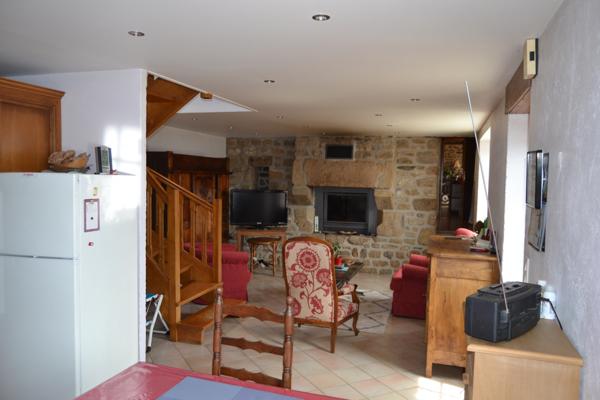 Plougasnou (29630) Plougasnou, proche Terenez, Longère rénovée avec 2 hectares de terrain.