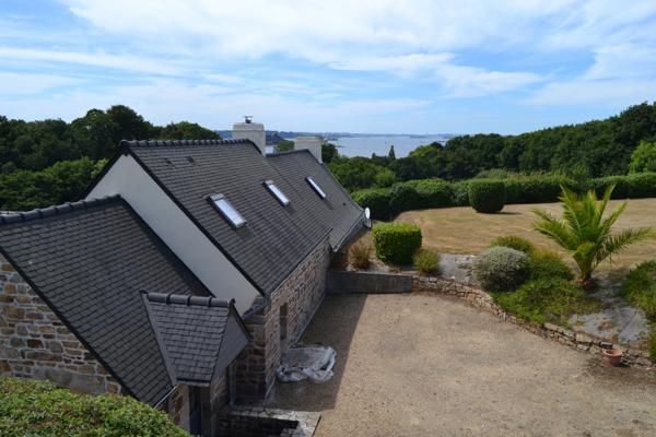 Plougasnou (29630) Plougasnou, proche Terenez, Longère rénovée avec 2 hectares de terrain.