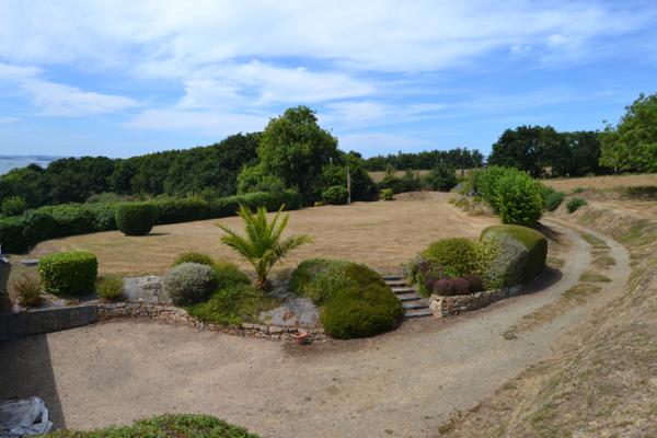 Plougasnou (29630) Plougasnou, proche Terenez, Longère rénovée avec 2 hectares de terrain.