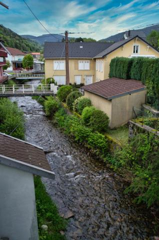 Cornimont (88310) VOSGES, CORNIMONT. Appartement 4 chambres entièrement rénové. Cave, grenier