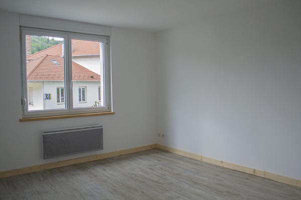 Cornimont (88310) VOSGES, CORNIMONT. Appartement 4 chambres entièrement rénové. Cave, grenier