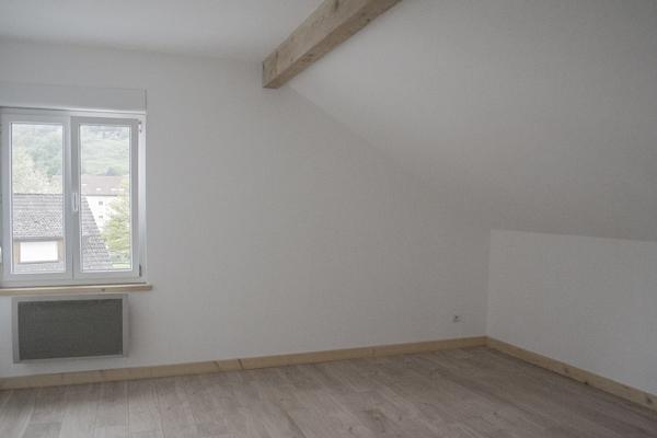 Cornimont (88310) VOSGES, CORNIMONT. Appartement 4 chambres entièrement rénové. Cave, grenier