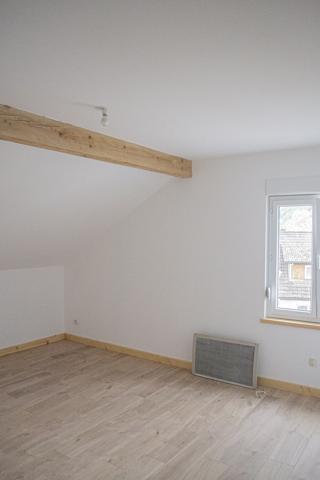 Cornimont (88310) VOSGES, CORNIMONT. Appartement 4 chambres entièrement rénové. Cave, grenier