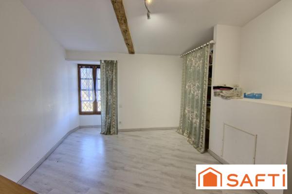 Immeuble pour investisseur ou projet commercial 290 m² comprenant 1 habitation et une surface commerciale.