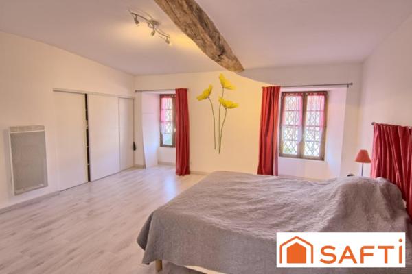 Immeuble pour investisseur ou projet commercial 290 m² comprenant 1 habitation et une surface commerciale.