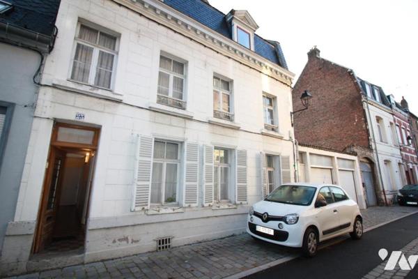 CAMBRAI, proche Labo, maison de ville , 2 garages et cour