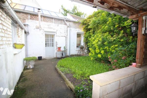 CAMBRAI, proche Labo, maison de ville , 2 garages et cour