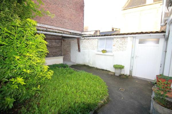 CAMBRAI, proche Labo, maison de ville , 2 garages et cour