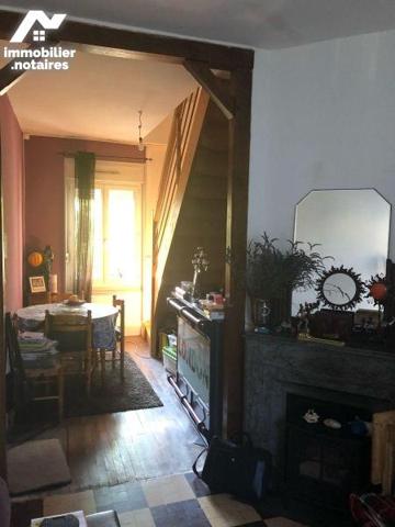 Une maison proche secteur carrefour avec jardinet offrant Entrée, séjour, cuisine, salle-d 'eau...