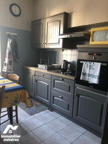 Une maison proche secteur carrefour avec jardinet offrant Entrée, séjour, cuisine, salle-d 'eau...