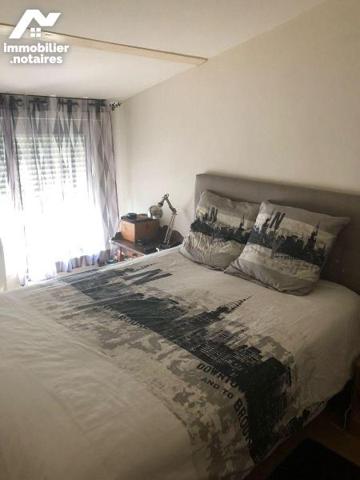 Une maison proche secteur carrefour avec jardinet offrant Entrée, séjour, cuisine, salle-d 'eau...