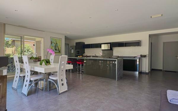 Maison à vendre    5 pièces •  Claira