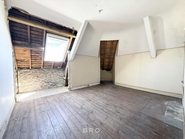 CARNAC CENTRE — APPARTEMENT SOUS LES TOITS À RÉNOVER