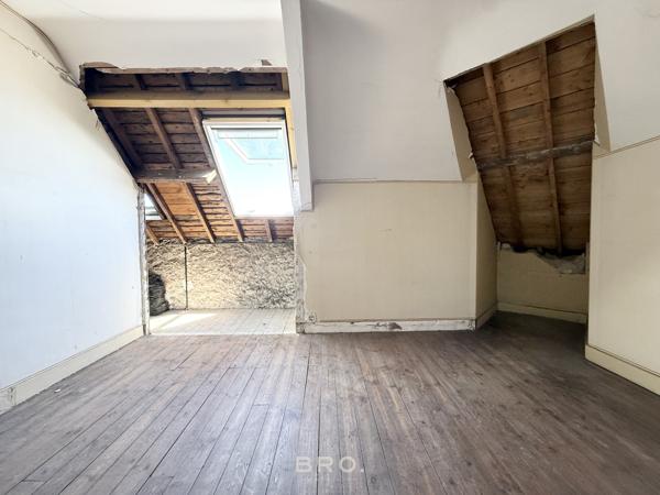 CARNAC CENTRE — APPARTEMENT SOUS LES TOITS À RÉNOVER