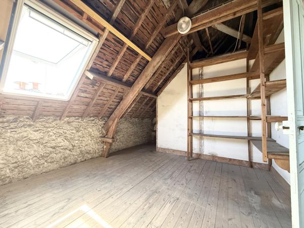 CARNAC CENTRE — APPARTEMENT SOUS LES TOITS À RÉNOVER